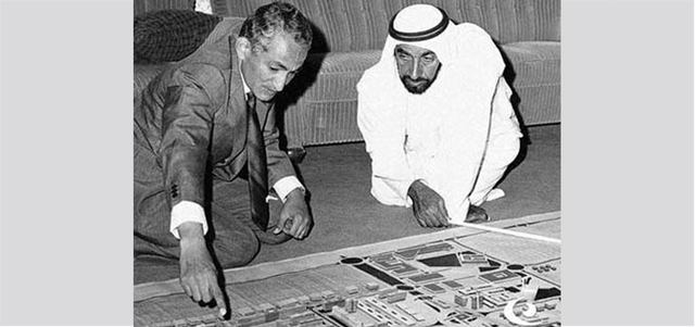 المغفور له الشيخ زايد يوجه عبدالرحمن مخلوف بعد أن أسند إليه مهمة تخطيط المدينة. الإمارات اليوم
