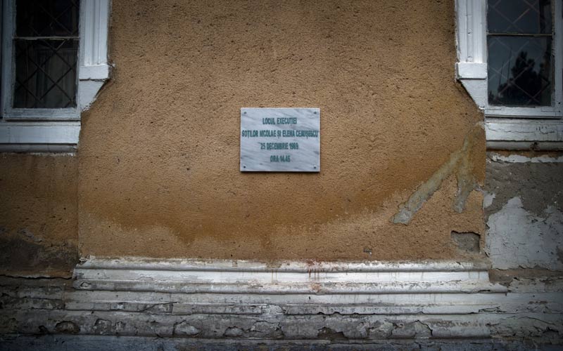 تمت تصفية تشاوشيسكو وزوجته إلينا بعملية إعدام بالرصاص بالسلاح الروسي الشهير (كلاشينكوف) في 25 ديسمبر من عام 1989، ويظهر هنا موقع إعدام تشاوشيسكو وزوجته