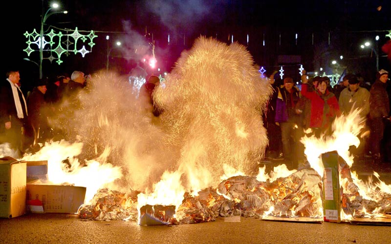 رومانيون يحتفلون بذكرى رحيل الحكم الشيوعي