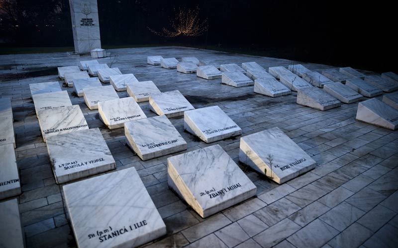 أسماء معارضين الذين قتلوا في المعركة حول المطار ضد قوات الدكتاتور الروماني