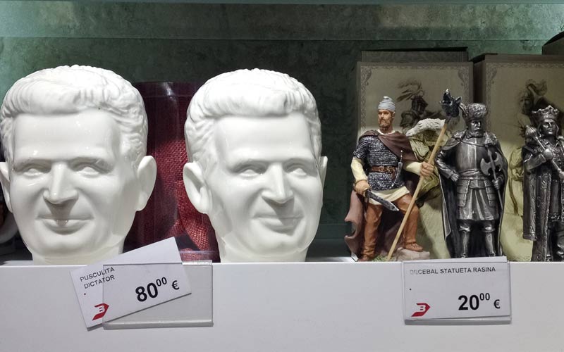 تشاوشيسكو حكم البلد منذ عام 1947 وحتى سقوطه بثورة شعبية في 1989. وكان يتزعم حتى سقوطه منصب رئيس الجمهورية وقبلها الأمين العام للحزب الشيوعي الروماني