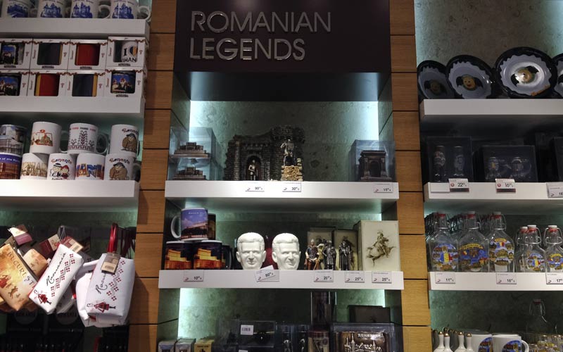 بعد عقدين من حكمه،  أطاح الرومانيون بالدكتاتور نيكولاي تشاوشيسكو الذي حكم البلاد بقبضة من حديد واشتهر جهاز مخابراته سكيورتات ببشاعة أساليبه في القضاء على معارضي الدكتاتور