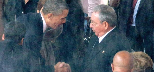 الرئيس‭ ‬الكوبي‭ ‬راؤول‭ ‬كاسترو‭ ‬يصافح‭ ‬نظيره‭ ‬الأميركي‭ ‬باراك‭ ‬أوباما‭ .‬ غيتي