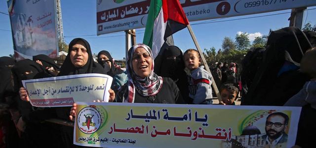 تظاهرة في غزة تطالب برفع الحصار عن القطاع أمس.  رويترز