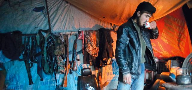 مقاتل من المعارضة يشرب القهوة داخل خيمة في منطقة حندرات شمال حلب. أ.ف.ب