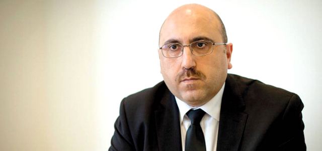 رامي عبدالرحمن: ثمانية أشخاص بينهم أربعة من عناصر قوات النظام قتلوا، وأصيب 15 آخرون، بانفجار أمام حاجز في محيط معمل الغاز في منطقة الفرقلس بريف حمص الشرقي. أ.ف.ب