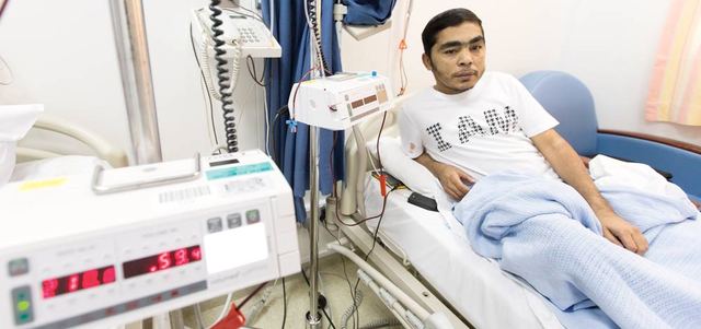 المريض‭ ‬خالد‭ ‬علي‭: ‬المرضى‭ ‬لا‭ ‬يجدون‭ ‬وظائف‭ ‬ويعيشون‭ ‬على‭ ‬إعانات‭ ‬الشؤون‭ ‬الاجتماعية‭.‬ تصوير‭: ‬أحمد‭ ‬عرديتي