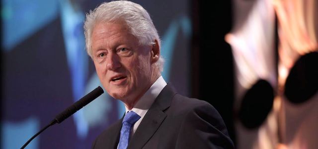 اعترى التغيير بسرعة أيضا رأس الرئيس السابق، جورج دبليو بوش، عند دخوله البيت الأبيض، من «الفلفل الاخضر بالملح» الى «الملح» فقط، وانطبق الحال ايضا على الرئيس بيل كلينتون، الذي تحول شعر رأسه خلال سنواته الثماني في البيت الابيض من أشقر صبياني الى شعر ثعلب فضي.