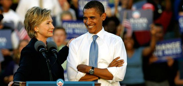 صورة لأوباما عام 2008 مع هيلاري كلنتون قبل دخوله البيت الأبيض.  أب