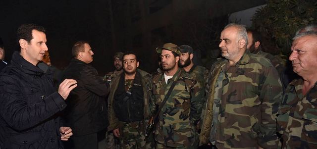 الأسد يتحدث إلى جنوده أول من أمس خلال زيارة في حي جوبر. رويترز