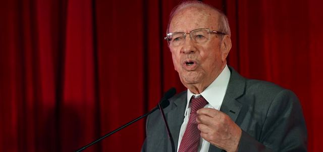 السبسي تعهد بالتخلي عن رئاسته حزب «نداء تونس» للإسهام في إنقاذ البلاد من أي أزمات وأوضاع عسيرة، وليتفرغ لرئاسة الجمهورية، وليكون رئيساً لكل التونسيين. أ.ف.ب