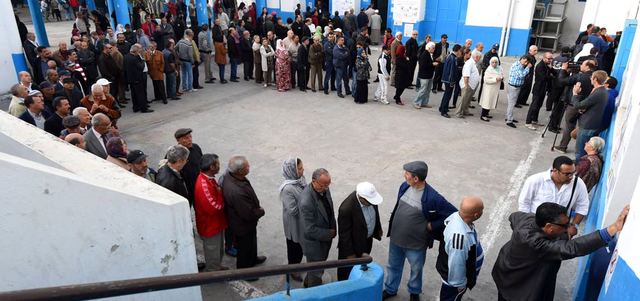 تونسيون يصطفون للإدلاء بأصواتهم في الانتخابات البرلمانية الأخيرة. أ.ف.ب
