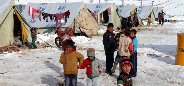 لبنان يستضيف أكثر من 1.1 مليون لاجئ سوري ما يشكل عبئاً ضخماً على هذا البلد الصغير الذي يعاني توازنات طائفية هشة وموارد محدودة. أ.ف.ب