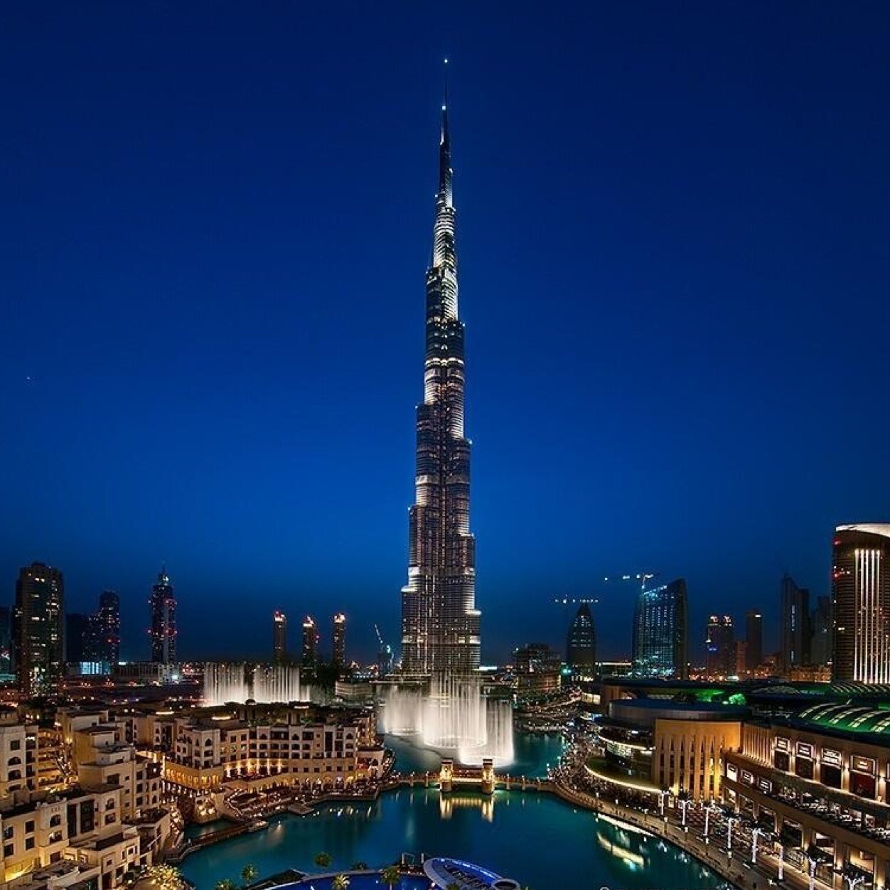شاشة عملاقة أمام برج خليفة لعرض صور"ماي دبي " حياتنا ملامح