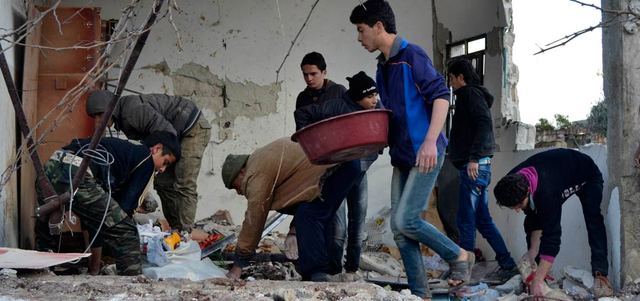 مدنيون يزيلون الحطام بحثاً عن ضحايا في منزل قصفته القوات السورية في جبل الزاوية بريف إدلب الجنوبي.  رويترز