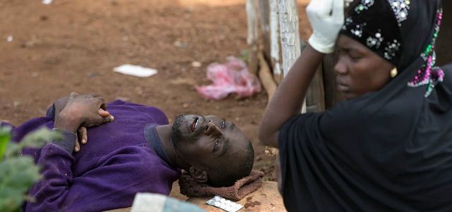 مصاب بـ«إيبولا» وبجانبه زوجته في منطقة تقع إلى الغرب من العاصمة فريتاون. رويترز