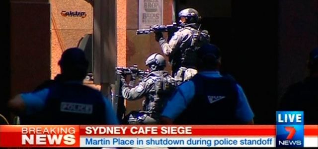 الأمن الأسترالي يحاصر المقهى الذي تم فيه اختطاف العشرات الشهر الماضي.  رويترز