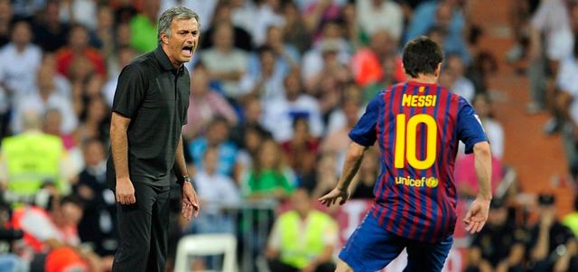 التوتر كان سيد الموقف بين مورينيو وميسي من قبل.. ومشكلات برشلونة قد تحوله لاعباً تحت قيادته في تشلسي. أرشيفية