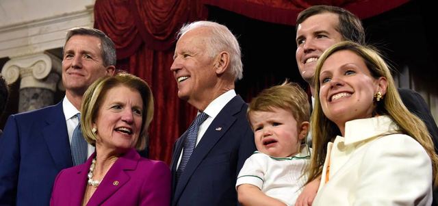 بايدن ومجموعة من النواب. أ.ب