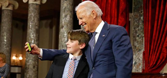 ..ويلتقط صورة سيلفي مع ابن النائبة جيني شاهين.  رويترز