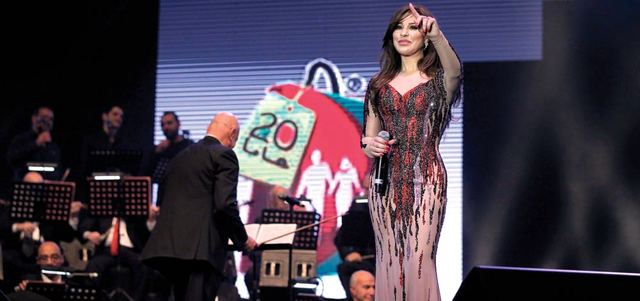 نجوى كرم قدمت مجموعة من أغنياتها خلال الحفل وتفاعل معها الجمهور.  من المصدر