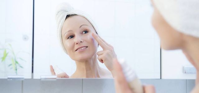 الكريمات الغنية بالدهون ترطب البشرة وتمنحها ملمساً مخملياً.  د.ب.أ