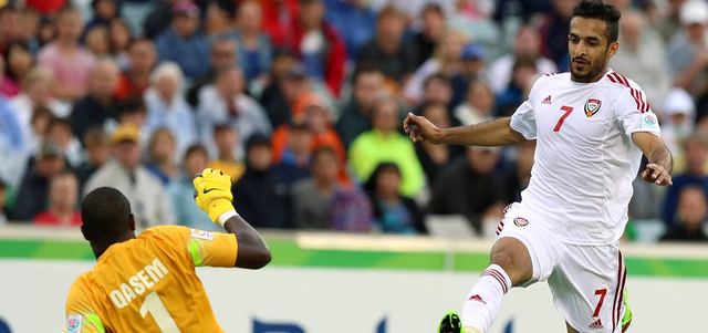 الهداف علي مبخوت يسجل في مرمى حارس قطر قاسم برهان. تصوير: أسامة أبوغانم