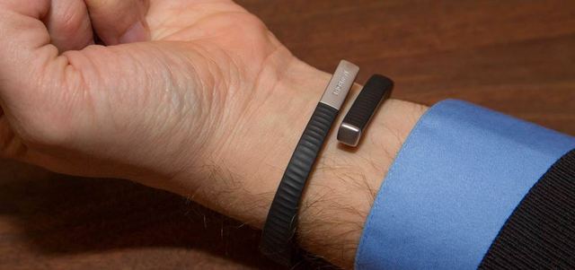 المعصم ربما لا يكون الموضع الأفضل لارتداء أدوات تتبع اللياقة البدنية لكنه الموضع الذي تقبّله المستخدمون.  أرشيفية