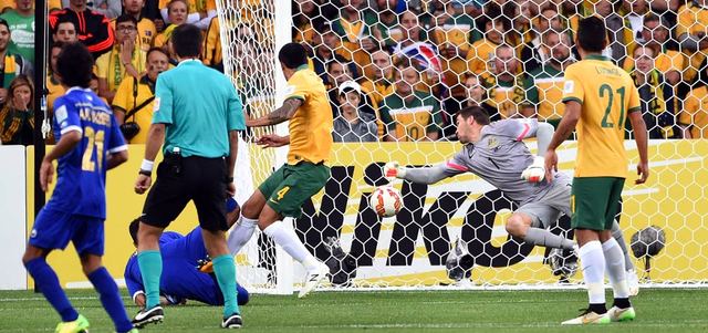 الأوزبكي رافشان أرماتوف ارتكب أخطاء في مباراة أستراليا والكويت. أ.ف.ب