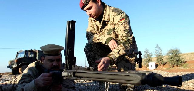جندي ألماني يدرب أحد عناصر البشمركة الكردية في معسكر بضواحي أربيل.  رويترز