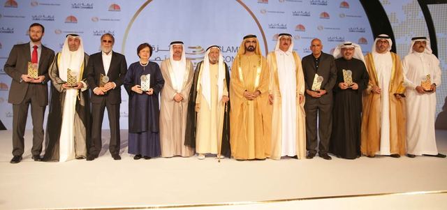 محمد بن راشد يتوسط الفائزين بجائزة الاقتصاد الإسلامي. وام