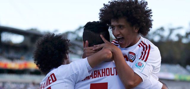 عموري يحتفل مع علي مبخوت بعد الهدف السريع في شباك البحرين في 14 ثانية فقط. أ.ف.ب