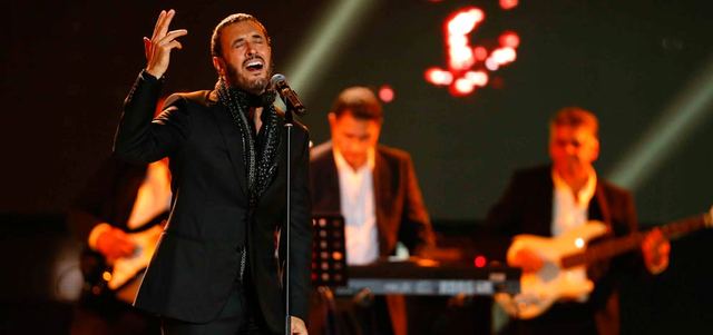 كاظم الساهر غنى على مدار ساعتين ونصف الساعة مع فرقة تضم 23 عازفاً.  من المصدر