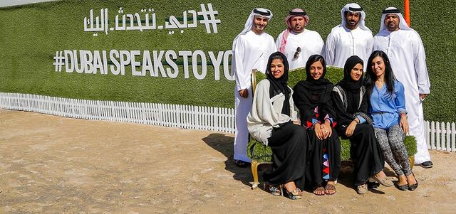 «دبي تتحدث إليك» يهدف إلى الارتقاء بالمعايير الجمالية بدبي من خلال التناول الإبداعي والمزج بين العناصر والمكونات الثقافية المتنوّعة التي تتعايش سوياً في الإمارة. من المصدر