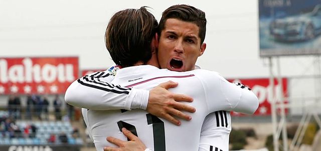 رونالدو يعانق بيل بعد تسجيل ثنائية في شباك خيتافي في الدوري الإسباني.    أ.ف.ب