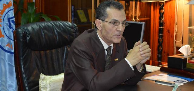 رئيس جامعة الأزهر الدكتور عبدالحي عزب نفى ما يتردّد عن &laquo;تسييس&raquo; تطوير المناهج في الأزهر.  من المصدر