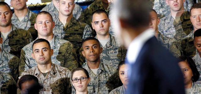 جنود أميركيون في إحدى القواعد العسكرية الأميركية في فلوريدا يستمعون للرئيس باراك أوباما خلال شرح استراتيجيته العسكرية لمحاربة تنظيم «داعش» .  إي.بي.إيه