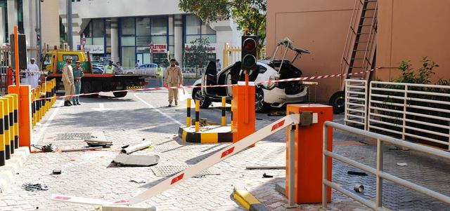 السيارة سقطت من مبنى متعدّد الأدوار مخصص للمواقف. من المصدر