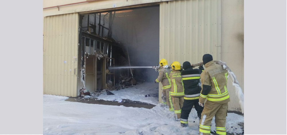 عناصر من الدفاع المدني تكافح الحريق - من المصدر