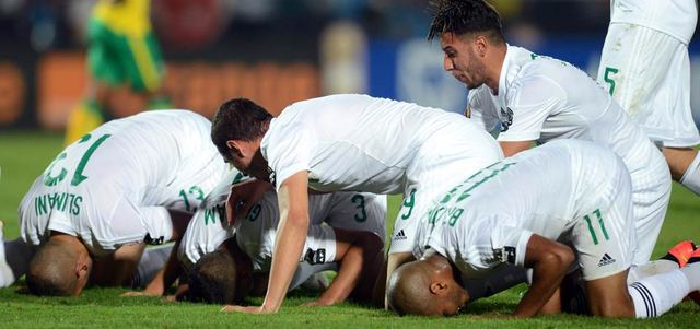 المنتخب الجزائري هزم جنوب إفريقيا وخسر من غانا ويتطلع إلى التأهل عبر السنغال اليوم. أ.ف.ب