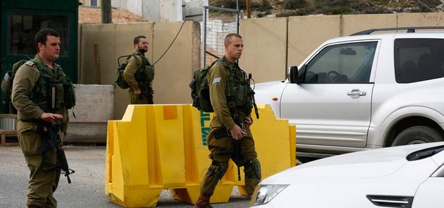 الجيش الإسرائيلي أغلق جميع الطرق في الجولان إثر سقوط قذيفتين من سورية. إي.بي.إيه