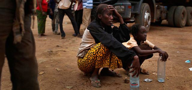 عائشة عمر وابنتها في استراحة قبل استئناف رحلة القافلة الهاربة من أعمال العنف في إفريقيا الوسطى. أرشيفية