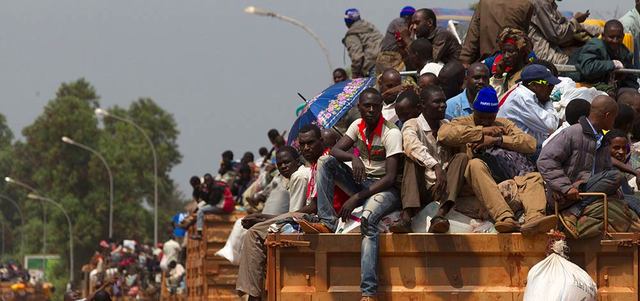 قافلة سيارات تحمل اللاجئين المسلمين الهاربين من إفريقيا الوسطى نحو الأمان. أرشيفية