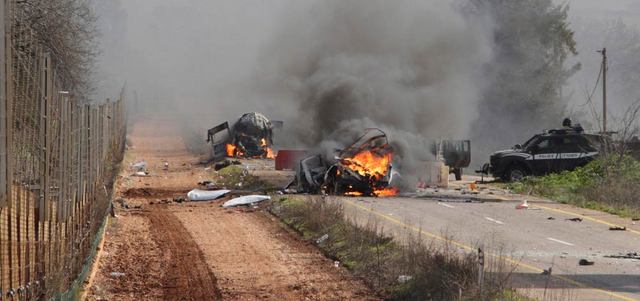آليات إسرائيلية تحترق بالقرب من قرية الغجر على الحدود مع لبنان بعد استهدافها من «حزب الله».  رويترز