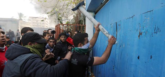 متظاهرون فلسطينيون يهاجمون مقر الأمم المتحدة في مدينة غزة أمس. أ.ف.ب