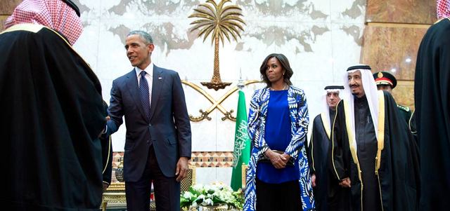بعض المسؤولين السعوديين حيّوا السيدة الأميركية الأولى بإيماءة رأس.	 أ.ب