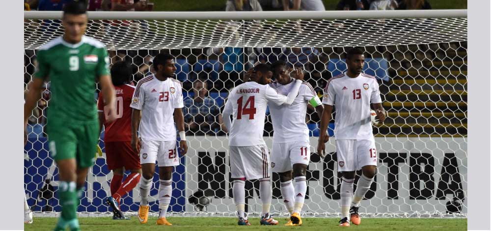 فرحة إماراتية بتسجيل أحد الأهداف بالمرمى العراقي في مباراة تحديد المركزين الثالث والرابع آسيويا- أ ف ب