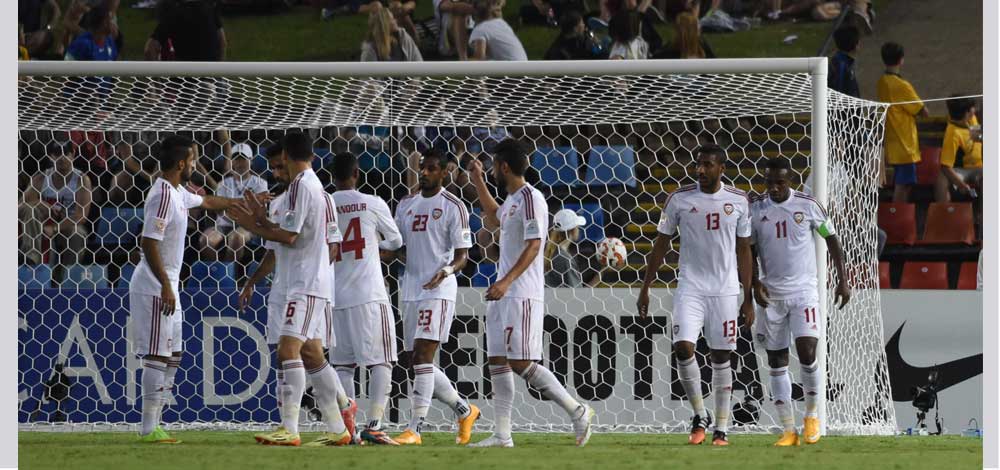 فرحة إماراتية بتسجيل أحد الأهداف بالمرمى العراقي في مباراة تحديد المركزين الثالث والرابع آسيويا- أ ف ب