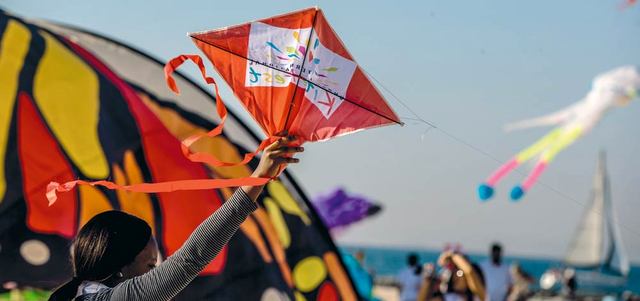 سماء المهرجان تزينت بمجموعة من الطائرات التي تعددت أشكالها. تصوير: أشوك فيرما