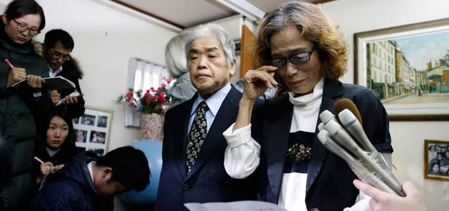 والدة الرهينة الياباني الثاني خلال مؤتمر صحافي بعد قتل ابنها.  رويترز